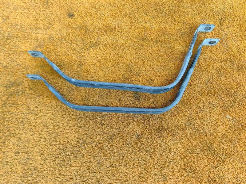 Крепление топливного бака