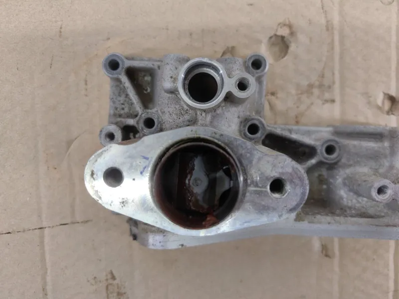 Крышка двигателя передняя