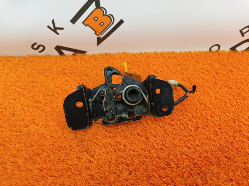 Замок капота