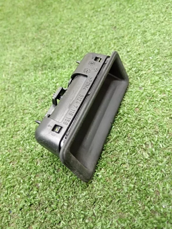 Ручка крышки багажника внутренняя