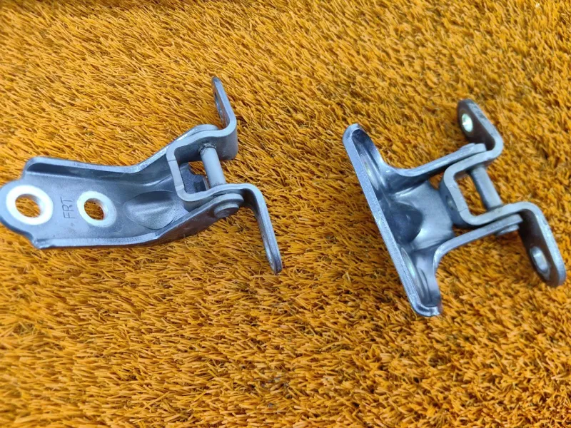 Петля двери