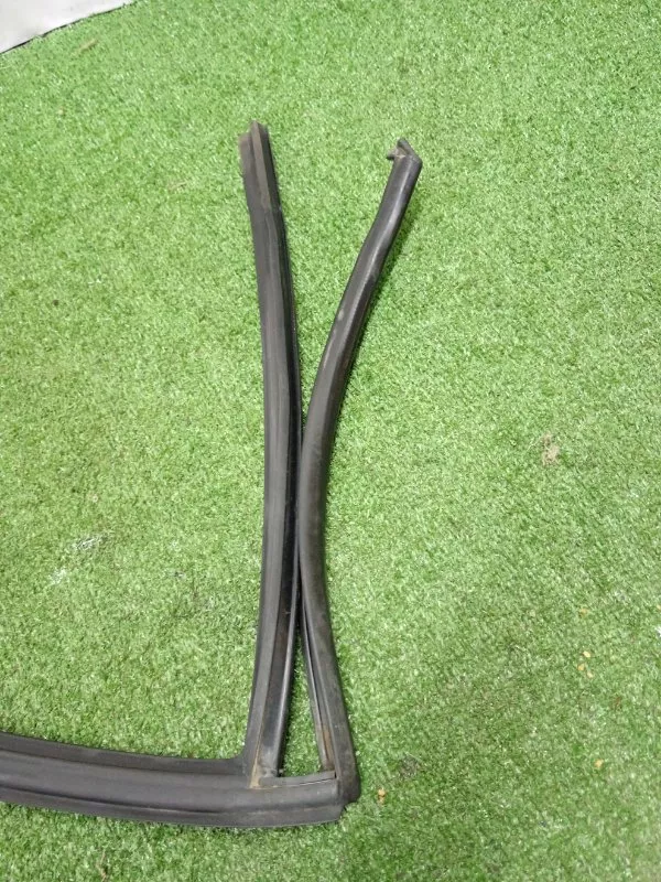 Уплотнитель стекла двери