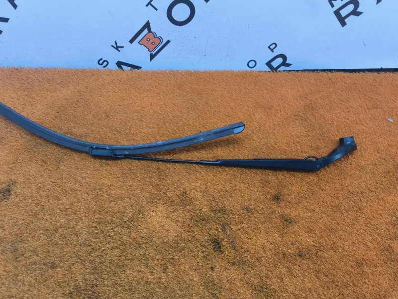 поводок стеклоочистителя