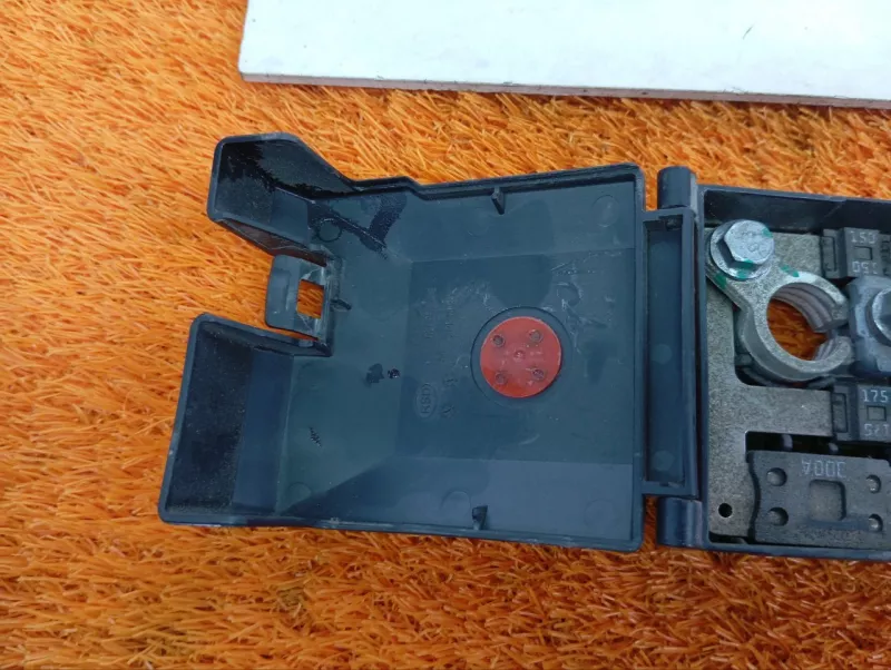 Клемма аккумулятора