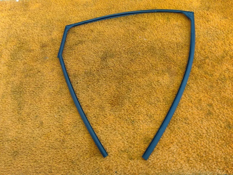 Уплотнитель стекла двери