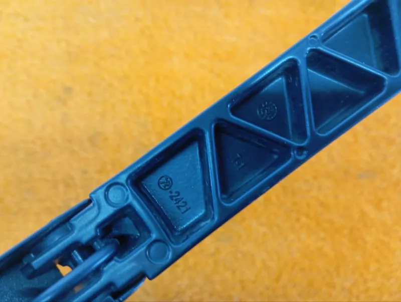 Поводок стеклоочистителя лобового стекла