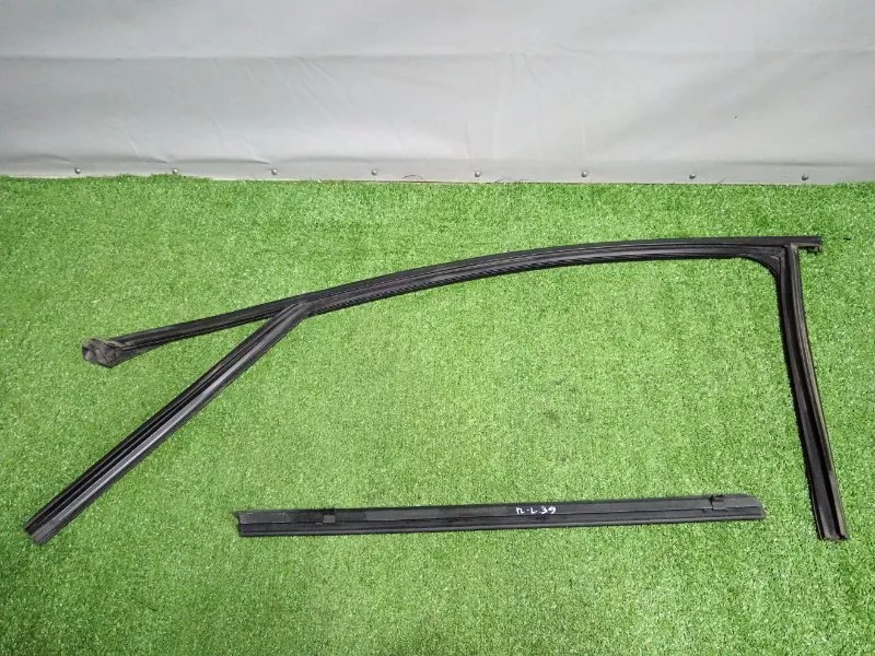 Уплотнитель стекла двери