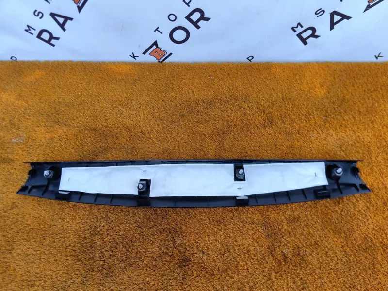 Обшивка крышки багажника