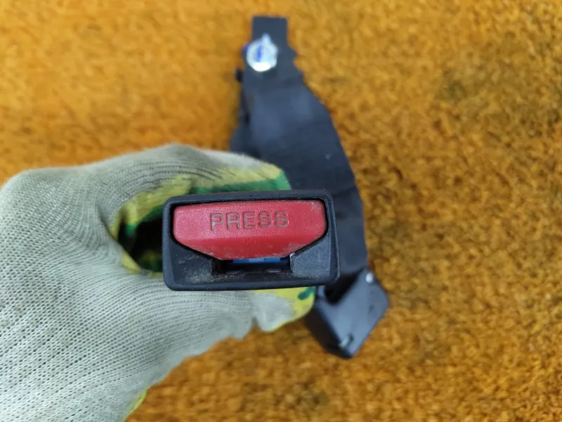 Ответная часть ремня безопасности