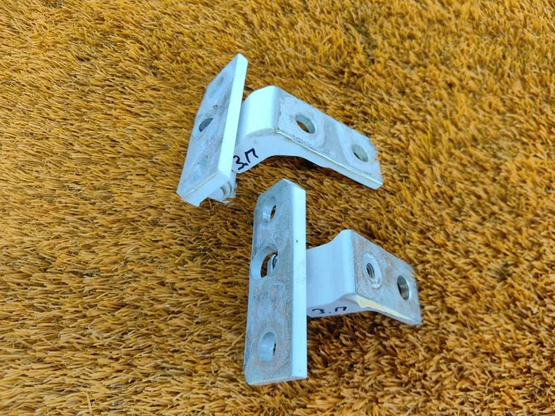 Петля двери