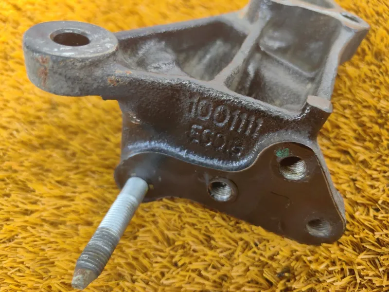 Кронштейн опоры двигателя