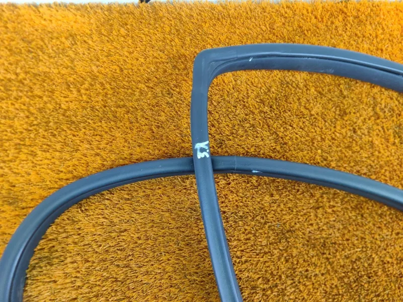 Уплотнитель проема двери