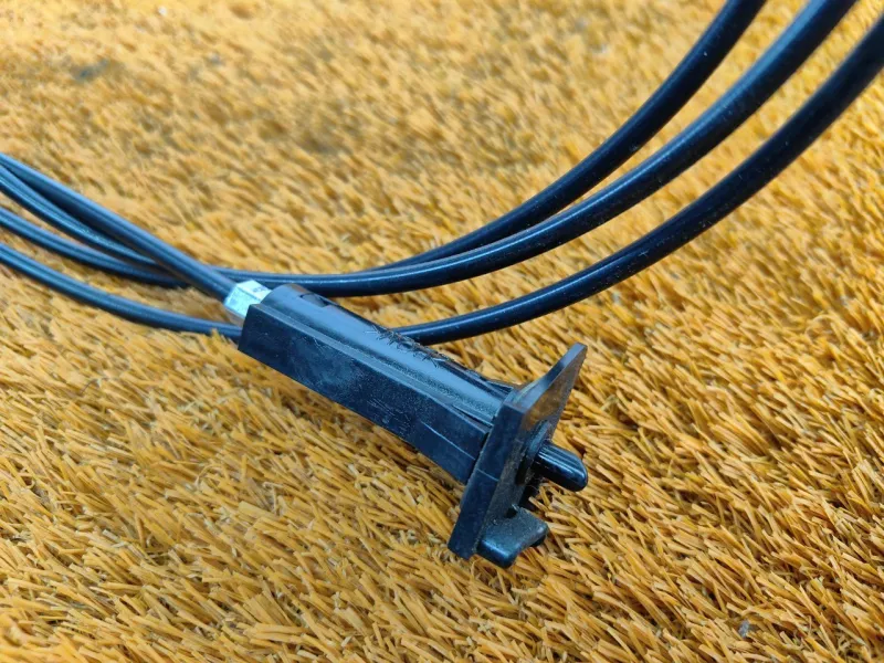 Трос лючка топливного бака