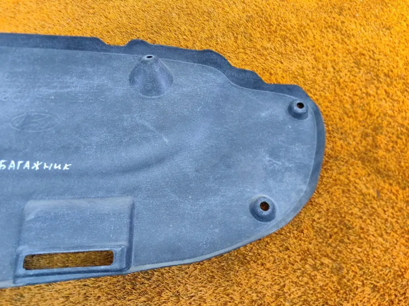 Обшивка крышки багажника