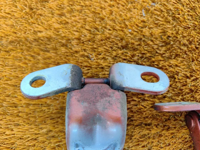 Петля двери