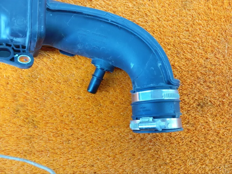 Патрубок воздушного фильтра