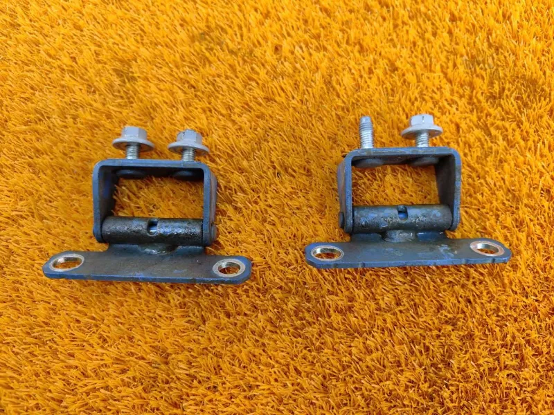 Петля двери багажника