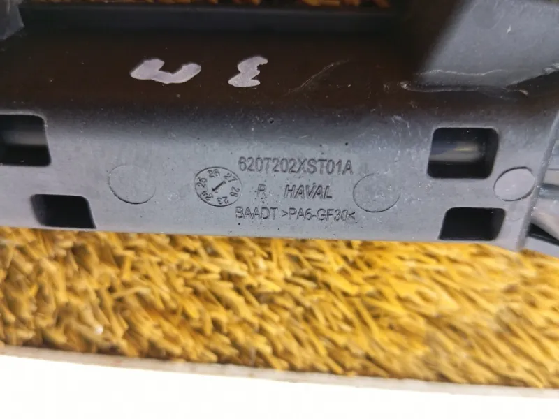 Направляющая стекла двери