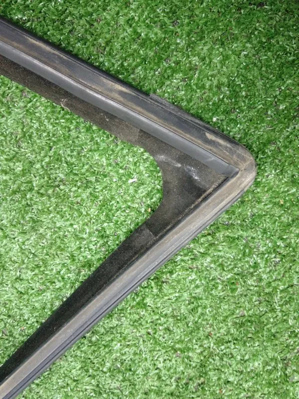 Уплотнитель стекла двери