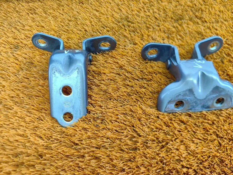 Петля двери