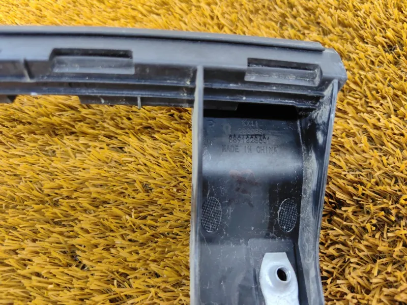 Направляющая стекла двери