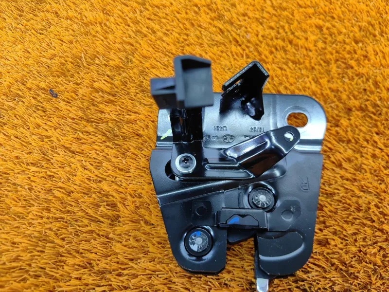 Замок спинки сиденья