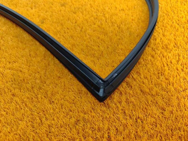 Уплотнитель стекла двери