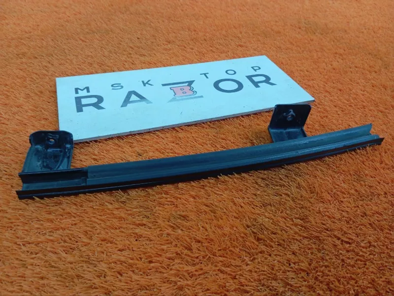 Направляющая стекла двери