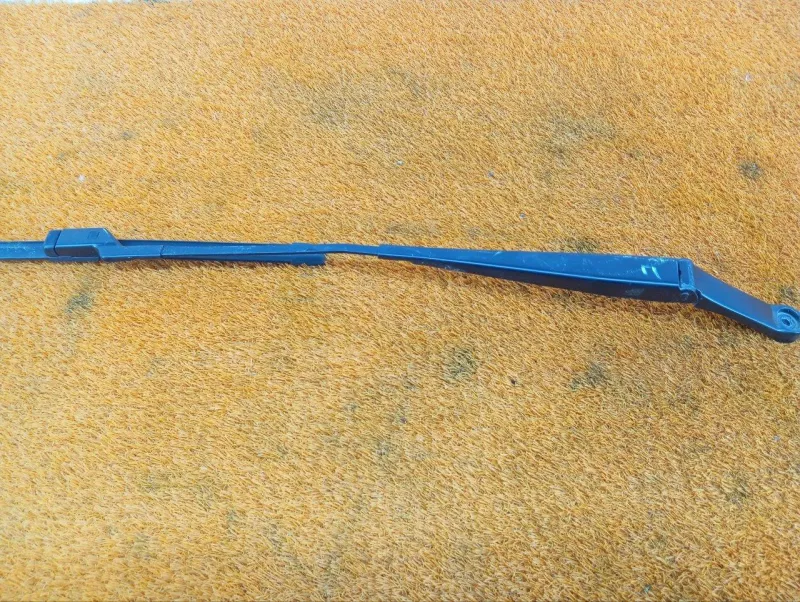 Поводок стеклоочистителя лобового стекла