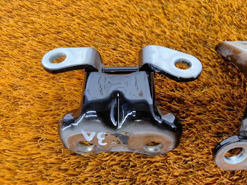 Петля двери