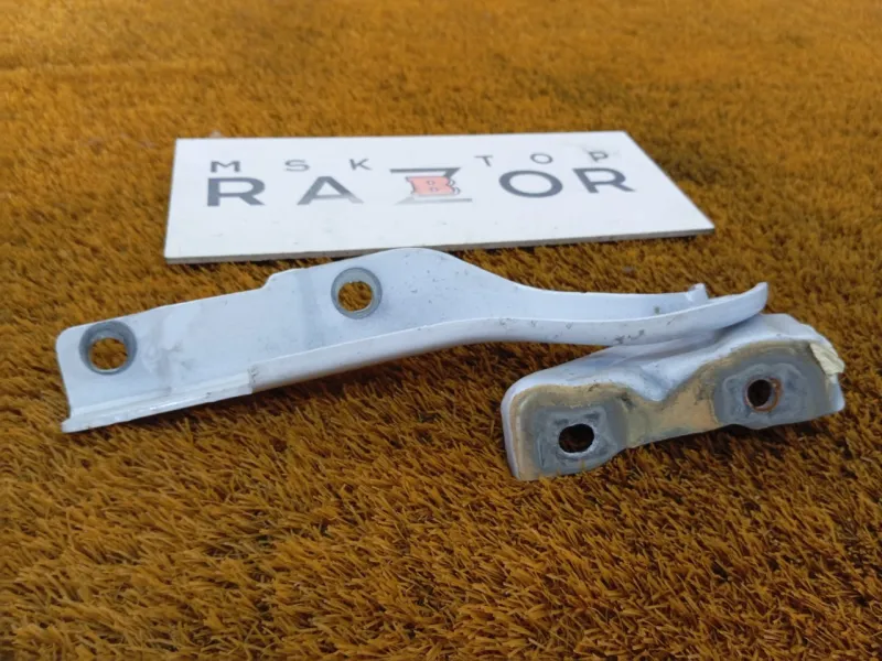 Петля капота