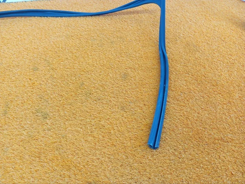 Уплотнитель стекла двери