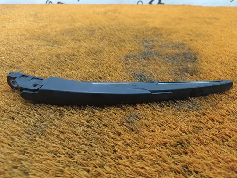 Поводок стеклоочистителя багажника