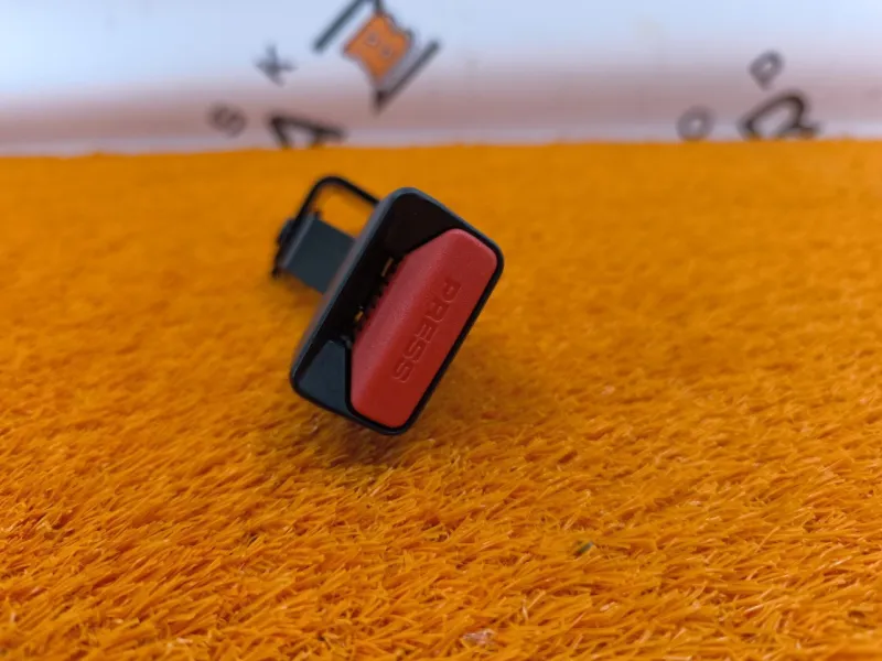 Ответная часть ремня безопасности