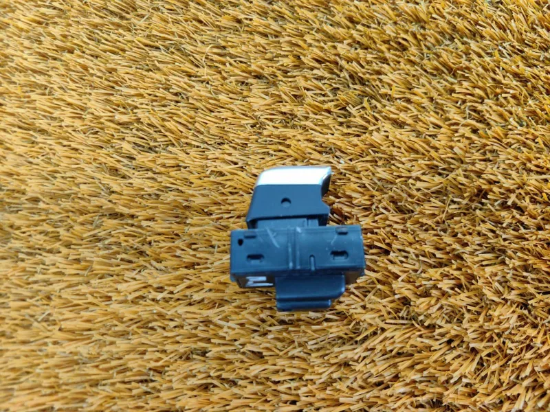 Кнопка открывания багажника