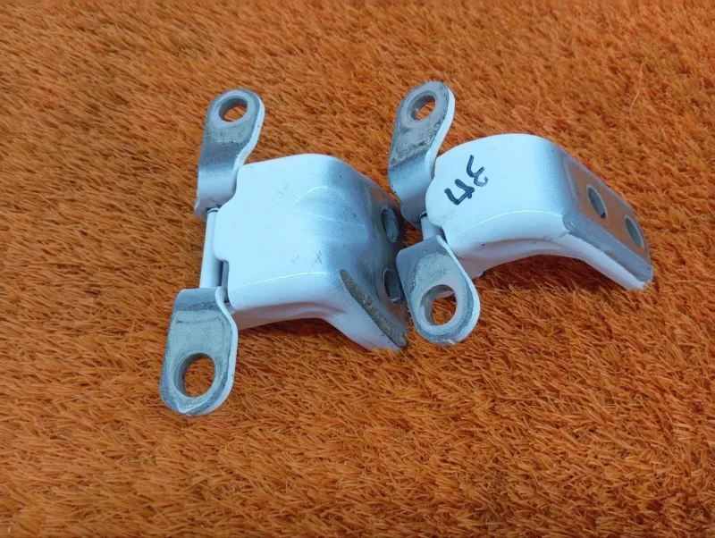 Петля двери