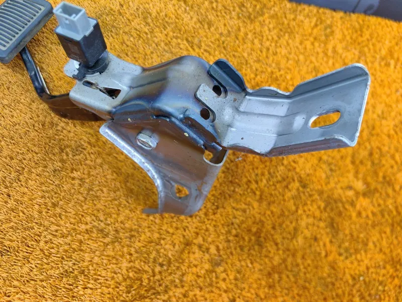 Педаль тормоза