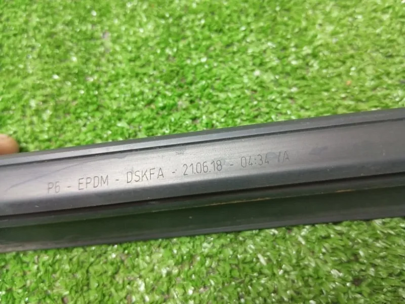 Уплотнитель стекла двери