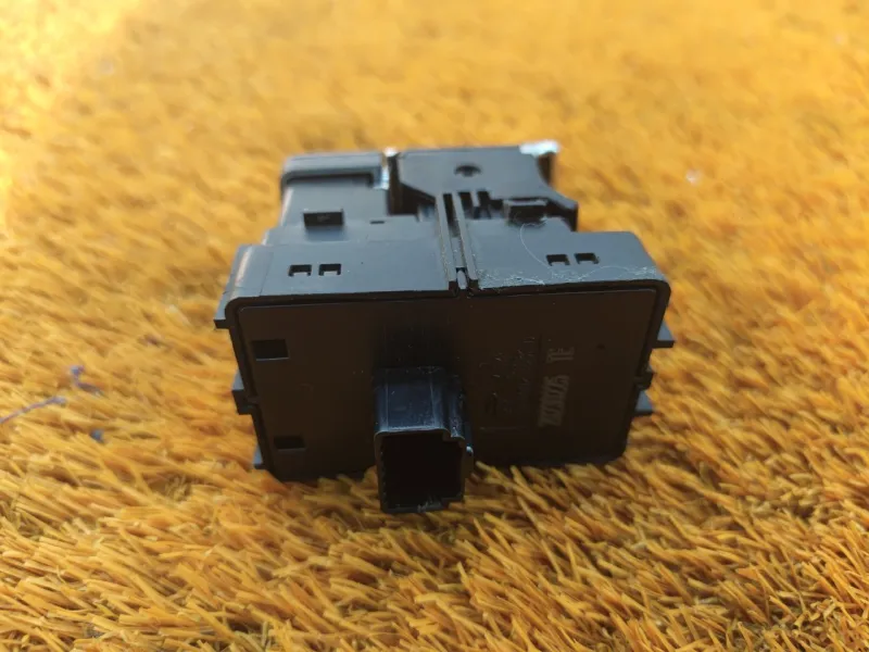 Кнопка стояночного тормоза