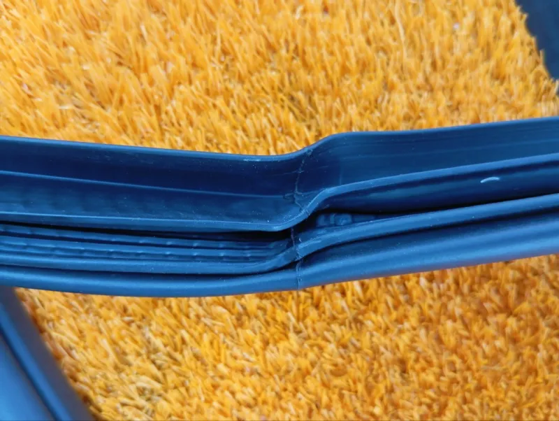 Уплотнитель проема двери