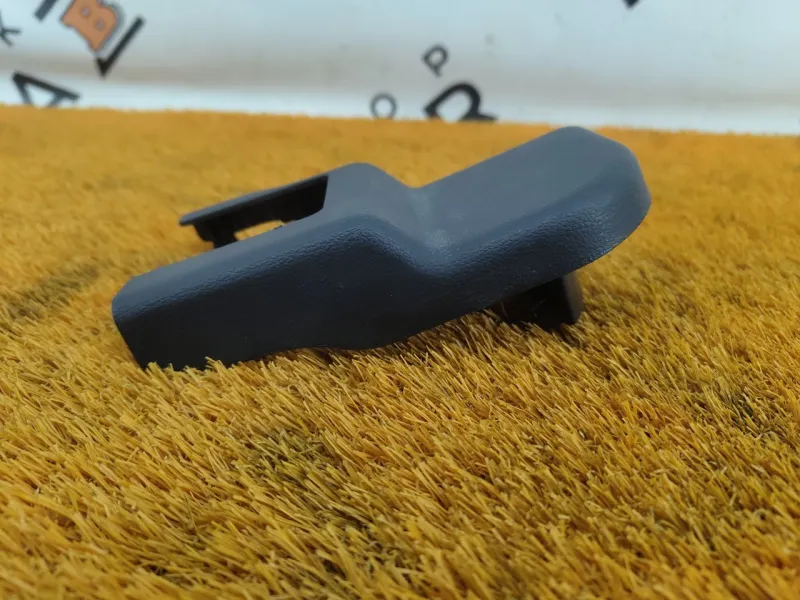 Заглушка крепления сиденья