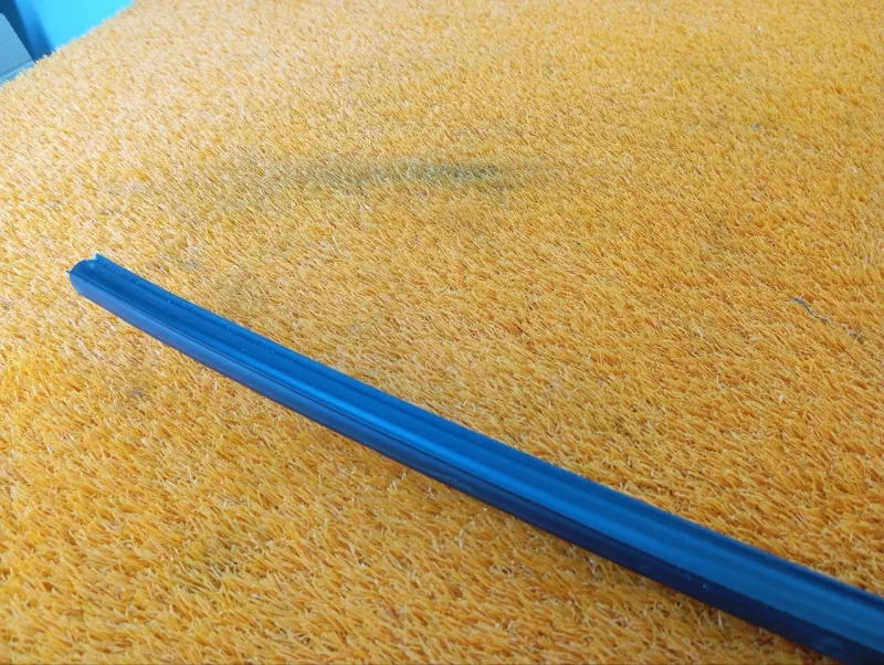 Уплотнитель стекла двери