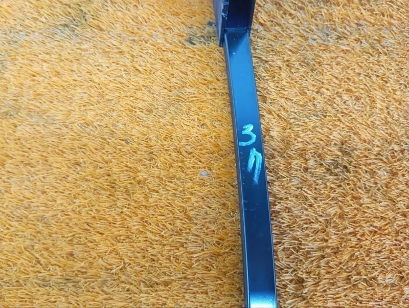 Направляющая стекла двери