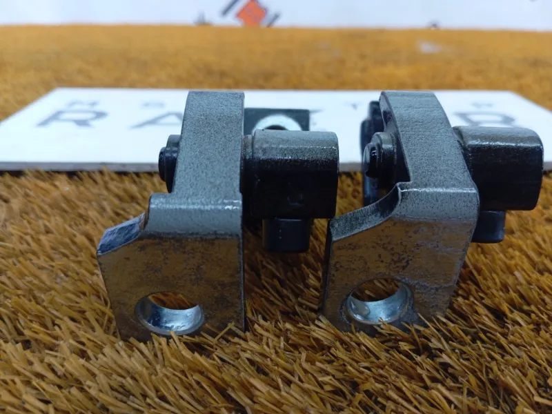 Петля двери