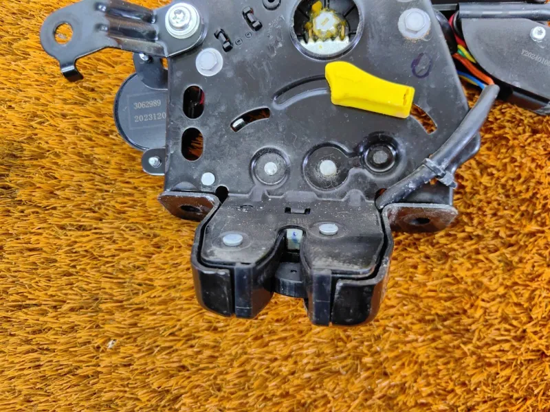 Замок багажника