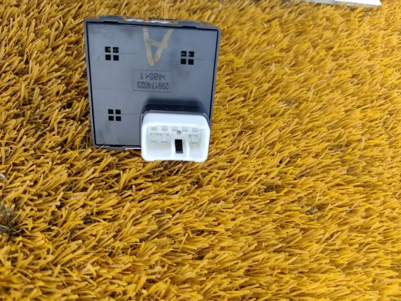 Кнопка стеклоподъемника