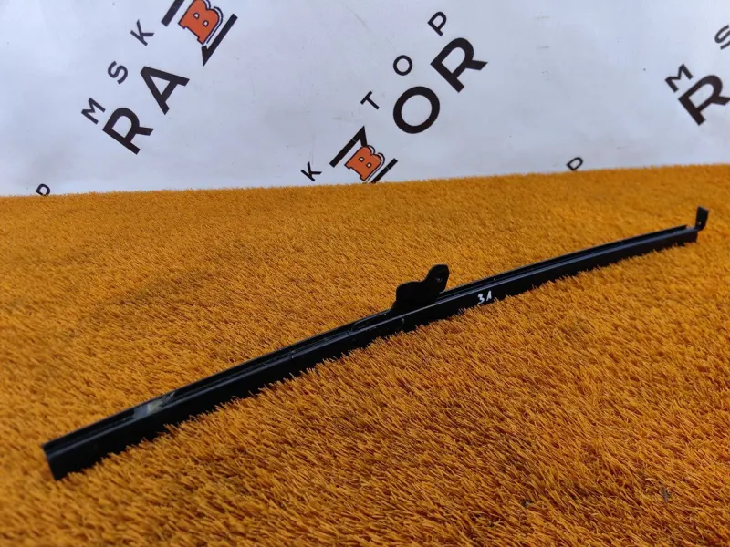 Направляющая стекла двери