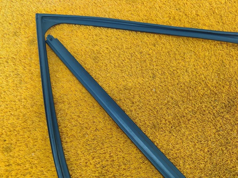 Уплотнитель стекла двери