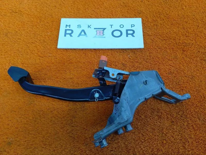 Педаль тормоза