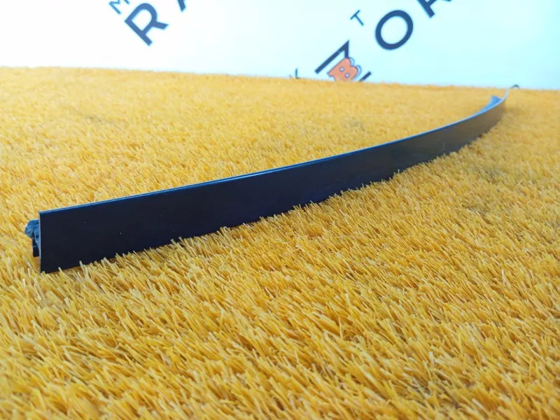 Направляющая стекла двери